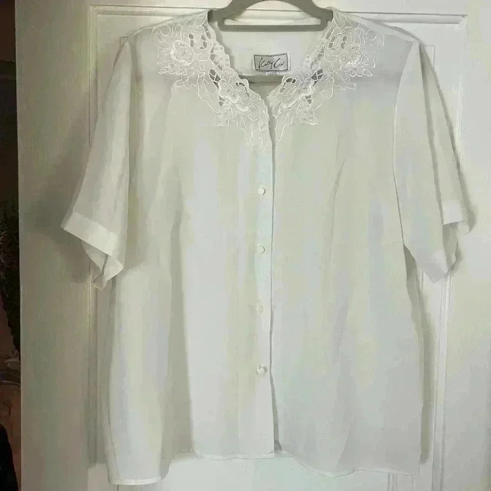 white vintage blouse with pretty lace and pearl detail button up size M/ L